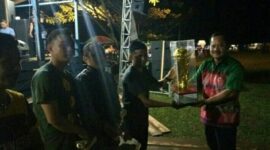 Asisten III Pemkab Kubar, Drs Aminuddin,Msi Saat Menyerahkan Piala