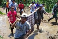 Evakuasi Korban Bencana Tanan Longsor
