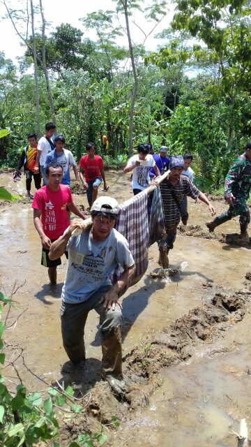 Evakuasi Korban Bencana Tanan Longsor