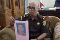 Kajari Kubar, Syarief Sulaiman Nahdi Saat Menunjukkan Foto DPO Saptoni