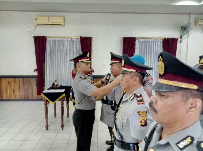 Penyematan Kepangkatan Mutasi Kapolsek Polres Kubar