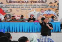 Komisioner KPU Kubar Saat Menyampaikan Materi Bimtek PPK