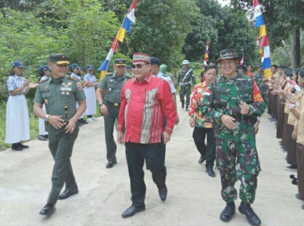 Bupati Kubar FX Yapan Bersama Danrem 091 Aji Suryanata Kesuma Brigjen TNI Irham Waroihan S.Sos dan Dandim 0912/KBR Letkol INF Rudi Setiawan SE