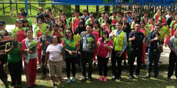 Foto Bersama Manajemen PT. TCM Dengan Pihak Sekolah saat menanam pohon