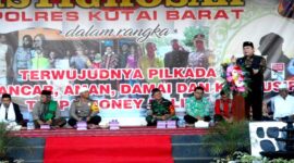 Bupati Kutai Barat FX.Yapan,SH Saat Menyampaikan Sambutan Dalam Acara Istighosah/Doa Bersama Polres Kutai Barat Dengan Masyarakat