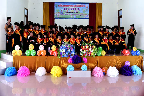 50 Murid TK Gracia Saat Foto Bersama