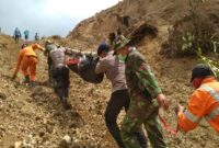 Proses Evakuasi Korban Bencana Gempa Lombok Oleh Aparat Gabungan