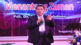 Pdt.Dr.Erastus Sabdono Saat Menyampaikan Firman Tuhan di Acara Seminar Dan KKR Menantang Zaman Senin 20/8/2018