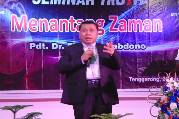 Pdt.Dr.Erastus Sabdono Saat Menyampaikan Firman Tuhan di Acara Seminar Dan KKR Menantang Zaman Senin 20/8/2018