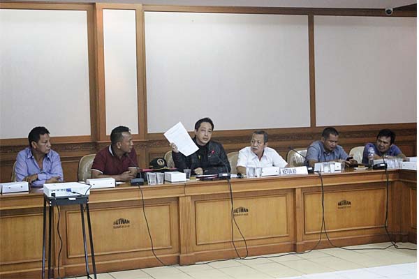 Hearing DPRD Kubar Bersama Komunitas Truk Kutai Barat Dengan PT PBJU