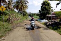 Kondisi Jalan Rusak Yang Berlubang Dalam
