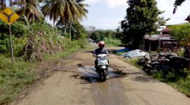 Kondisi Jalan Rusak Yang Berlubang Dalam