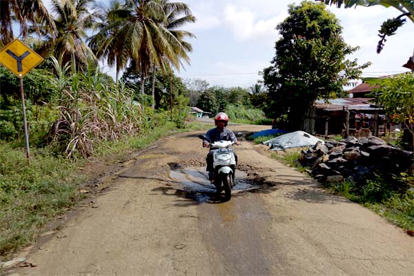 Kondisi Jalan Rusak Yang Berlubang Dalam