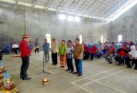 Kepala Lembaga Adat Besar Kabupaten Kutai Barat Manar Imansyah Gamas Saat Melantik Rahmadsyah Jadi Kepala Adat Kampung Belempung Ulaq