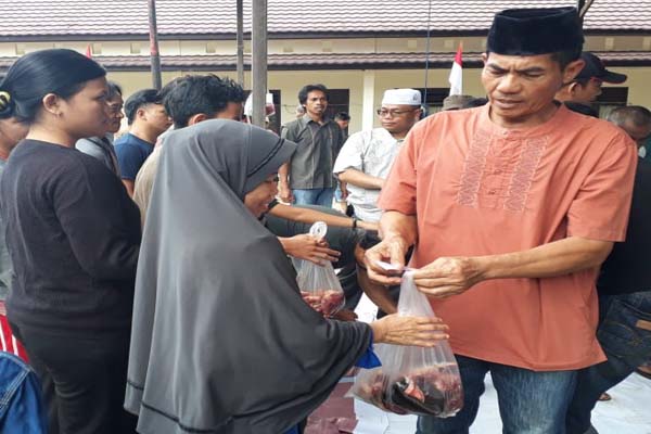 Kabag Sumda Polres Kubar, Kompol Teguh Saat Membagikan Daging Hewan Kurban Kepada Warga