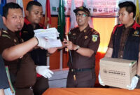 Tampak Kepala Kejaksaan Negeri Kutai Barat Bersama Tim Menggeledah Kantor Komisi Pemilihan Umum(KPU) Mahulu di Long Bagun Kamis 13/9/2018