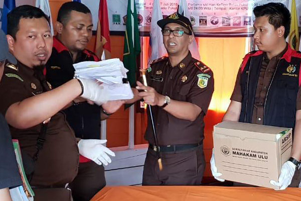 Tampak Kepala Kejaksaan Negeri Kutai Barat Bersama Tim Menggeledah Kantor Komisi Pemilihan Umum(KPU) Mahulu di Long Bagun Kamis 13/9/2018