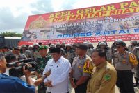 Bupati Kubar, FX Yapan SH, Kapolres Kubar AKBP I Putu Yuni Setiawan S.IK,MH, Dan Wakil Bupati Mahakam Ulu Juan Jenau Saat wawancara dengan Wartawan