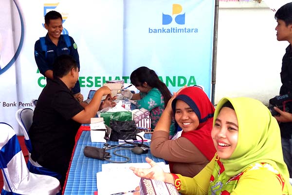 Foto: Pemeriksaan Kesehatan Gratis Dalam rangka HUT Bankaltimtara KE-53 / WARTAKUBAR,com / HENRY SITUMORANG