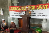 Foto: Kapolres Kubar AKBP I Putu Yuni Setiawan Saat Menyampaikan Sambutan Dalam Kegiatan Kubar Bershalawat / wartakubar.id / HENRY SITUMORANG