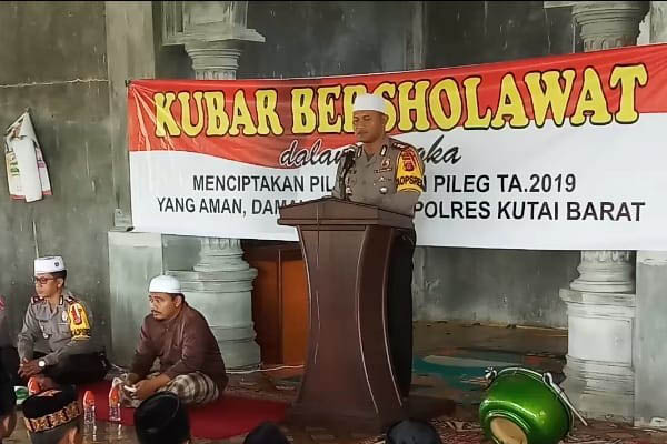 Foto: Kapolres Kubar AKBP I Putu Yuni Setiawan Saat Menyampaikan Sambutan Dalam Kegiatan Kubar Bershalawat / wartakubar.id / HENRY SITUMORANG