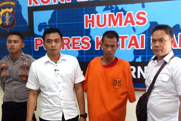 Kasat Reskrim Polres Kubar AKP Ida Bagus Kadek Sutha Didampingi Kanit Reskrim Polsek Melak Bersama Tersangka Ipin Naga