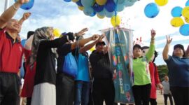 Bupati Kubar FX Yapan Beserta Pimpinan Bankaltimtara Cabang Sendawar Melepas Balon Simpel