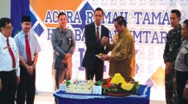 Pemotongan Tumpeng Oleh Bupati Kubar FX.Yapan 