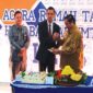 Pemotongan Tumpeng Oleh Bupati Kubar FX.Yapan 