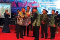 Direktur Kepatuhan Bankaltimtara Andi Hadiwijaya menyerahkan Hadiah Utama kepada Bupati Kubar FX.Yapan