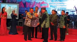 Direktur Kepatuhan Bankaltimtara Andi Hadiwijaya menyerahkan Hadiah Utama kepada Bupati Kubar FX.Yapan