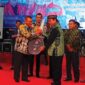 Direktur Kepatuhan Bankaltimtara Andi Hadiwijaya menyerahkan Hadiah Utama kepada Bupati Kubar FX.Yapan
