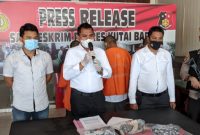 Kasat Reskrim Polres Kubar Iptu Iswanto Didampingi Kanit PPA Ipda Ruben Thomas Saat Press Rilis