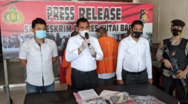 Kasat Reskrim Polres Kubar Iptu Iswanto Didampingi Kanit PPA Ipda Ruben Thomas Saat Press Rilis