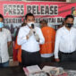 Kasat Reskrim Polres Kubar Iptu Iswanto Didampingi Kanit PPA Ipda Ruben Thomas Saat Press Rilis