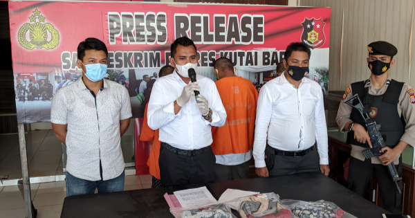 Kasat Reskrim Polres Kubar Iptu Iswanto Didampingi Kanit PPA Ipda Ruben Thomas Saat Press Rilis
