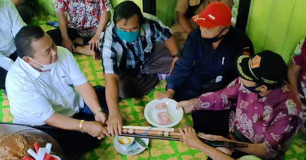 Saat Penyerahan Seserahan Adat Kepada Keluarga Korban Medelin