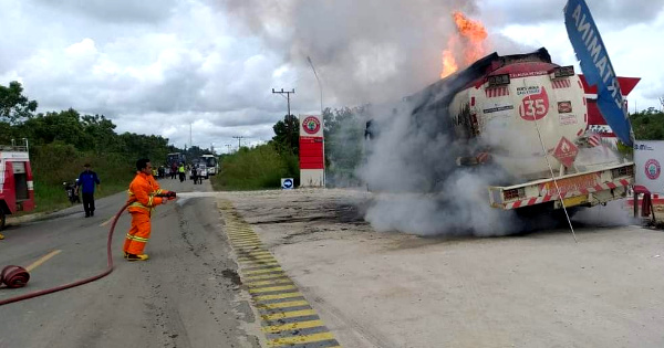 Foto Istimewa Mobil Tanki BBM Terbakar di Jengan Danum