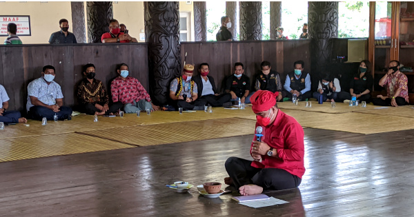 Kepala Adat Besar Kubar Manar Imansyah Gamas Saat memulai Ritual Sidang Adat