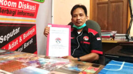 Ketua DPD LSM FAKTA Kubar Hertin Menunjukkan Dokumen Pelaporan Bupati Kubar FX Yapan