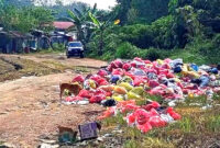 Tampak sampah-sampah yang belum diangkut ke TPA Belau Gesaliq