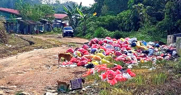 Tampak sampah-sampah yang belum diangkut ke TPA Belau Gesaliq