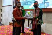Asisten I Pemkab Mahulu Ir. Dodit Agustiono Saat Menyerahkan Cinderamata