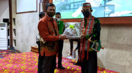 Asisten I Pemkab Mahulu Ir. Dodit Agustiono Saat Menyerahkan Cinderamata