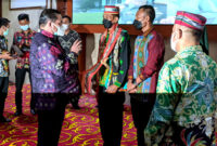 Bupati Kubar FX.Yapan Saat Serahkan Cinderamata 