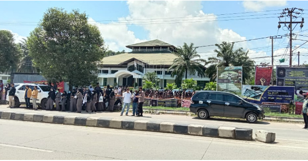 Aksi Penolakan Pemindahan KBM Kampus A SMA Negeri 10 Saamrinda