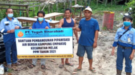 Keterangan Foto : Petinggi Kampung Empakuq Bernadus Saat Penyerahan Bantuan Pembangunan Pipanisasi CSR PT.TSA/Istimewa (Dokumen Manajemen PT.TSA)
