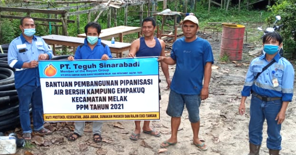 Keterangan Foto : Petinggi Kampung Empakuq Bernadus Saat Penyerahan Bantuan Pembangunan Pipanisasi CSR PT.TSA/Istimewa (Dokumen Manajemen PT.TSA)