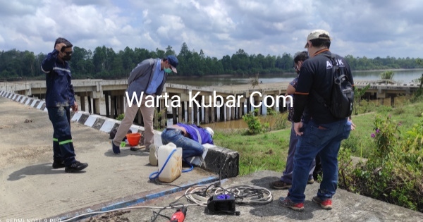 Tim ITS Melakukan Pengujian Konstruksi Dermaga Royoq