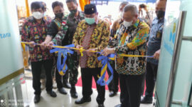 Bupati Kubar FX.Yapan Bersama Direktur Kepatutan PT BPD Bankaltimtara saat Pengguntingan Pita Peresmian Kantor Kas RSUD HIS